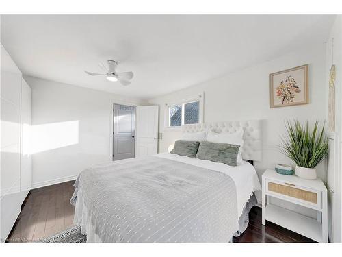 21 East 19Th Street, Hamilton, ON - Indoor Photo Showing Bedroom