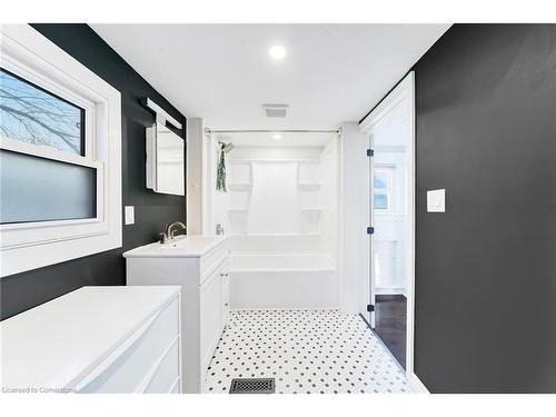 21 East 19Th Street, Hamilton, ON - Indoor Photo Showing Laundry Room