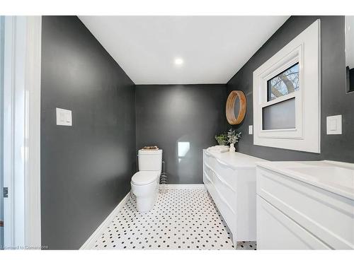 21 East 19Th Street, Hamilton, ON - Indoor Photo Showing Bathroom