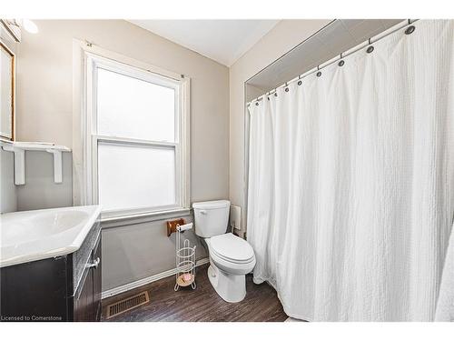 43 Sterling Street, Hamilton, ON - Indoor Photo Showing Bathroom