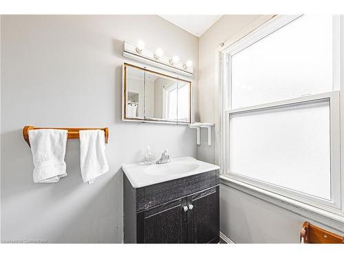 43 Sterling Street, Hamilton, ON - Indoor Photo Showing Bathroom