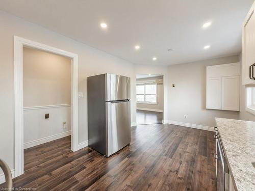 78 East 45Th Street, Hamilton, ON - Indoor Photo Showing Kitchen