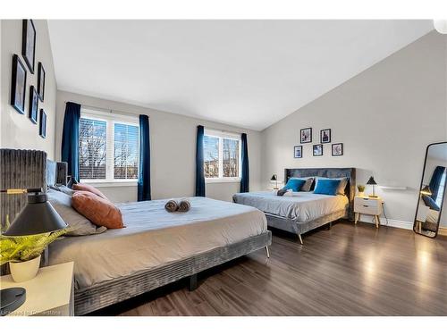 2082 Pine Street, Burlington, ON - Indoor Photo Showing Bedroom