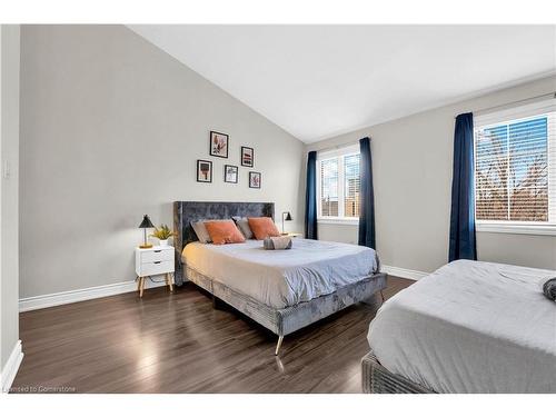 2082 Pine Street, Burlington, ON - Indoor Photo Showing Bedroom