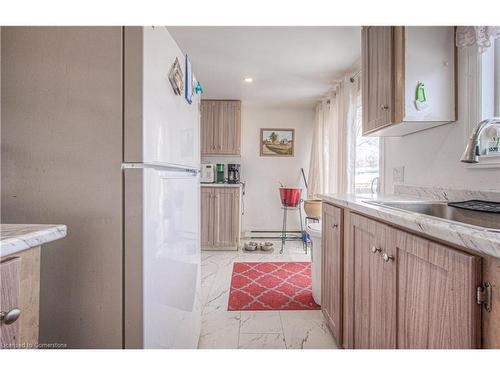 421 Preston Parkway, Cambridge, ON - Indoor Photo Showing Kitchen