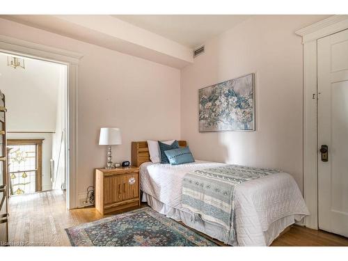 60 Homewood Avenue, Hamilton, ON - Indoor Photo Showing Bedroom