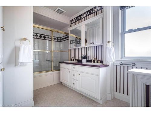 60 Homewood Avenue, Hamilton, ON - Indoor Photo Showing Bathroom