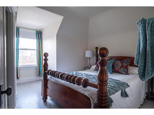 60 Homewood Avenue, Hamilton, ON - Indoor Photo Showing Bedroom