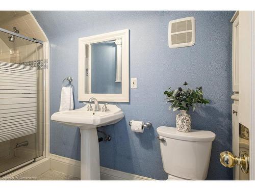 60 Homewood Avenue, Hamilton, ON - Indoor Photo Showing Bathroom