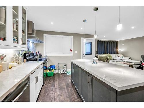 1407 Charles Drive, Burlington, ON - Indoor Photo Showing Kitchen With Upgraded Kitchen