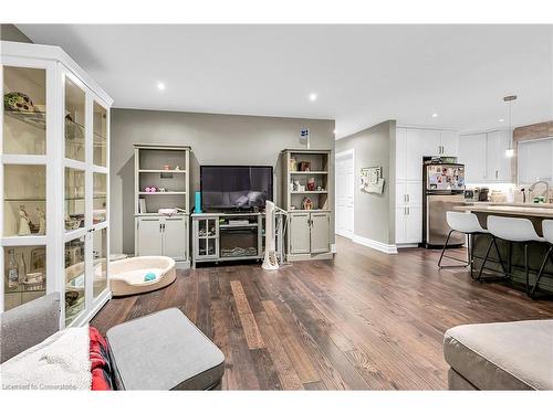 1407 Charles Drive, Burlington, ON - Indoor Photo Showing Other Room