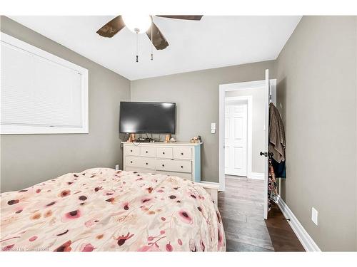 1407 Charles Drive, Burlington, ON - Indoor Photo Showing Bedroom