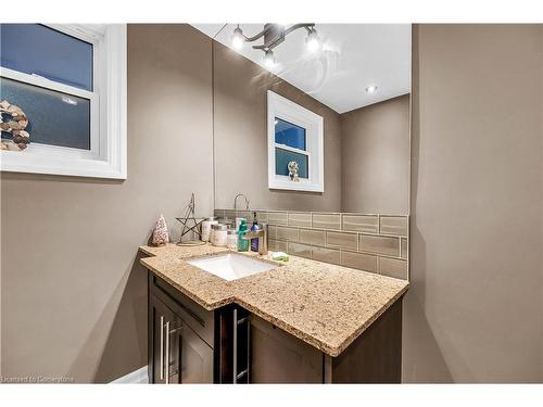 1407 Charles Drive, Burlington, ON - Indoor Photo Showing Bathroom