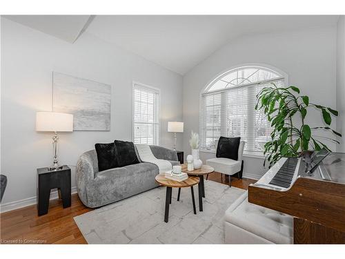 3247 Steeplechase Drive, Burlington, ON - Indoor Photo Showing Living Room