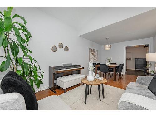 3247 Steeplechase Drive, Burlington, ON - Indoor Photo Showing Living Room