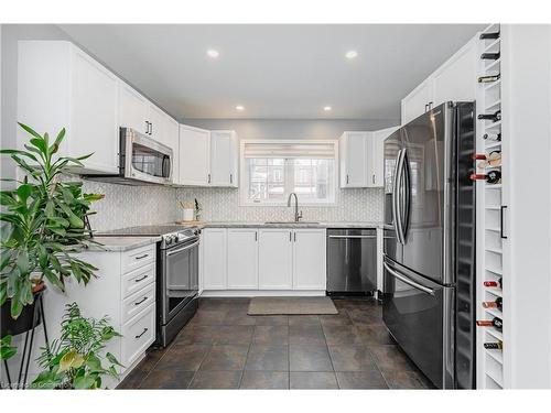 3247 Steeplechase Drive, Burlington, ON - Indoor Photo Showing Kitchen With Upgraded Kitchen