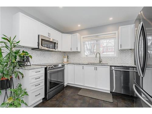 3247 Steeplechase Drive, Burlington, ON - Indoor Photo Showing Kitchen With Upgraded Kitchen