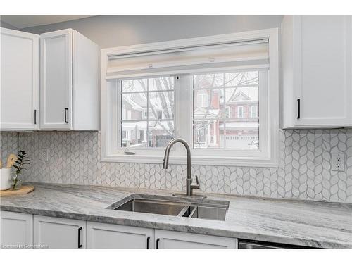 3247 Steeplechase Drive, Burlington, ON - Indoor Photo Showing Kitchen With Double Sink With Upgraded Kitchen