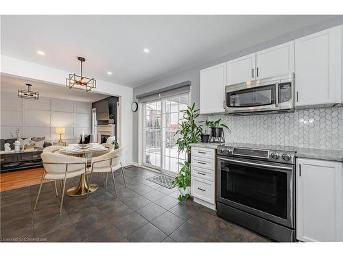 3247 Steeplechase Drive, Burlington, ON - Indoor Photo Showing Kitchen With Upgraded Kitchen