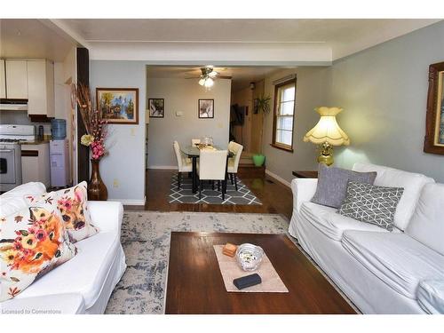 162 Beland Avenue S, Hamilton, ON - Indoor Photo Showing Living Room