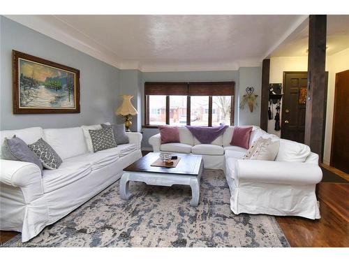 162 Beland Avenue S, Hamilton, ON - Indoor Photo Showing Living Room