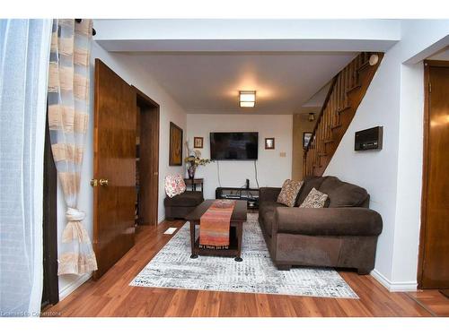 162 Beland Avenue S, Hamilton, ON - Indoor Photo Showing Living Room