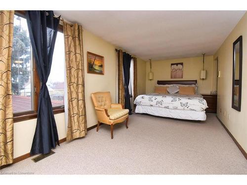 162 Beland Avenue S, Hamilton, ON - Indoor Photo Showing Bedroom