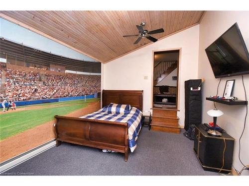 162 Beland Avenue S, Hamilton, ON - Indoor Photo Showing Bedroom