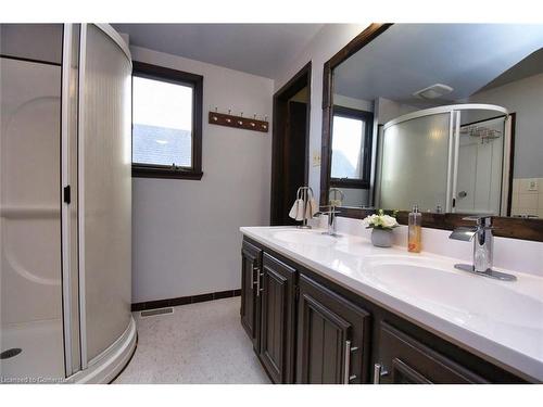 162 Beland Avenue S, Hamilton, ON - Indoor Photo Showing Bathroom