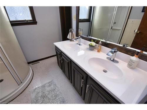 162 Beland Avenue S, Hamilton, ON - Indoor Photo Showing Bathroom