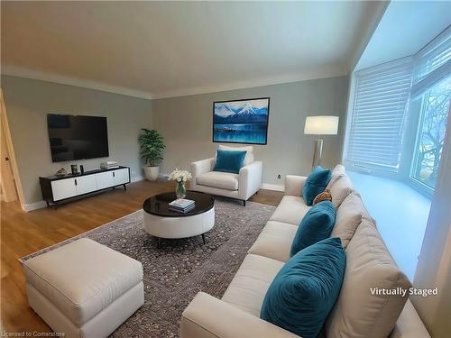 312 East 45Th Street, Hamilton, ON - Indoor Photo Showing Living Room