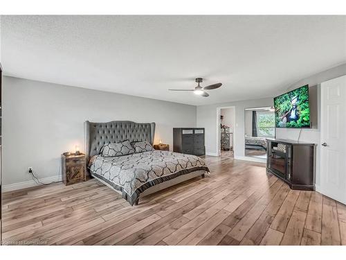 2218 Vista Drive, Burlington, ON - Indoor Photo Showing Bedroom