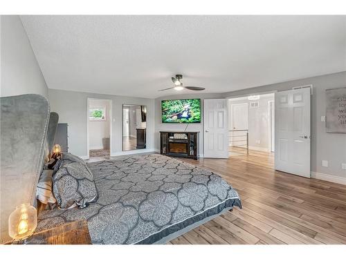 2218 Vista Drive, Burlington, ON - Indoor Photo Showing Living Room