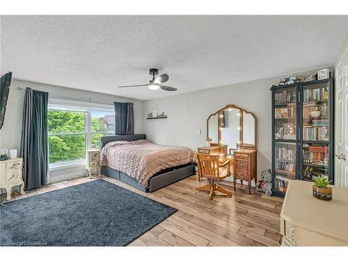 2218 Vista Drive, Burlington, ON - Indoor Photo Showing Bedroom