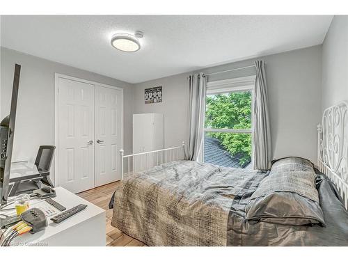 2218 Vista Drive, Burlington, ON - Indoor Photo Showing Bedroom