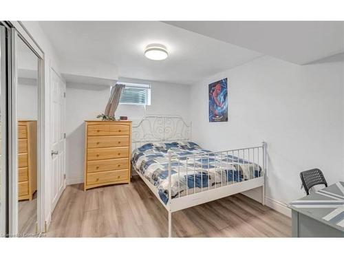 2218 Vista Drive, Burlington, ON - Indoor Photo Showing Bedroom