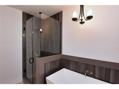 21-40 Heath Street, Brantford, ON - Indoor Photo Showing Bathroom