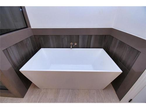 21-40 Heath Street, Brantford, ON - Indoor Photo Showing Bathroom