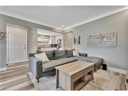 584 East 27Th Street, Hamilton, ON - Indoor Photo Showing Living Room