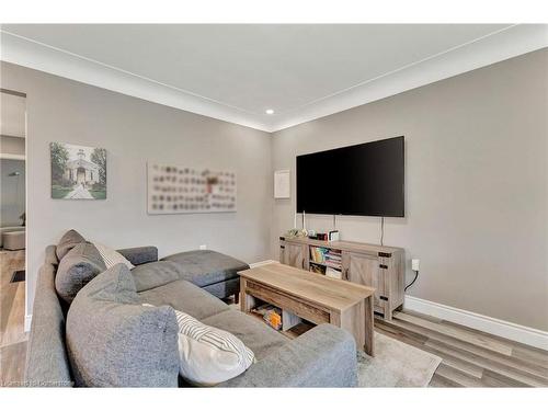 584 East 27Th Street, Hamilton, ON - Indoor Photo Showing Living Room