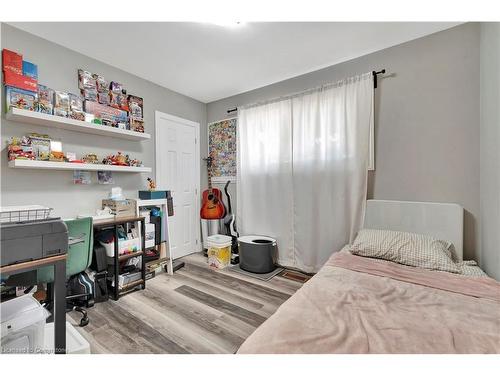 584 East 27Th Street, Hamilton, ON - Indoor Photo Showing Bedroom