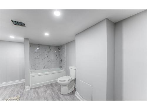 32 Lloyd Street, Hamilton, ON - Indoor Photo Showing Bathroom