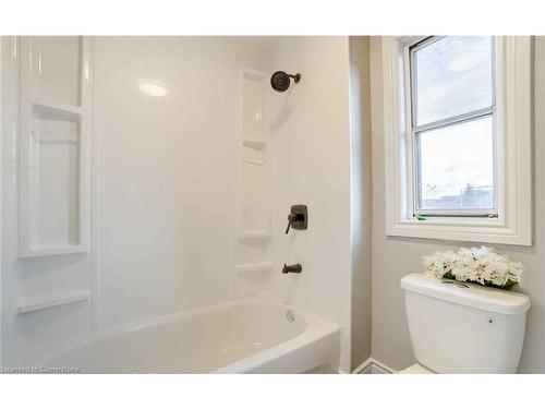 32 Lloyd Street, Hamilton, ON - Indoor Photo Showing Bathroom