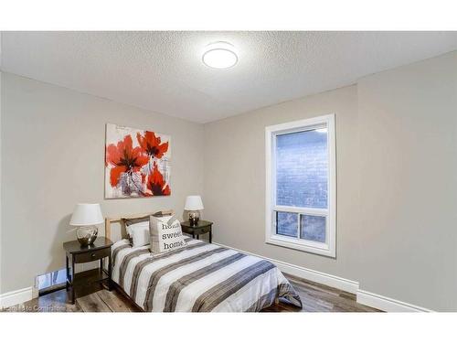 32 Lloyd Street, Hamilton, ON - Indoor Photo Showing Bedroom