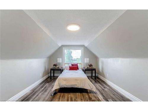 32 Lloyd Street, Hamilton, ON - Indoor Photo Showing Bedroom