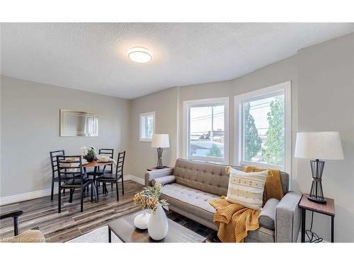 32 Lloyd Street, Hamilton, ON - Indoor Photo Showing Living Room