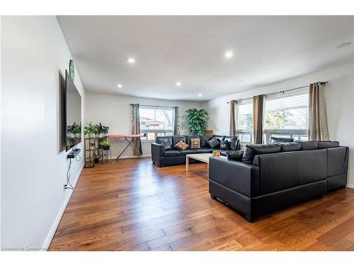 797 Highway 6, Caledonia, ON - Indoor Photo Showing Living Room