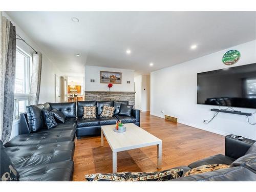 797 Highway 6, Caledonia, ON - Indoor Photo Showing Living Room