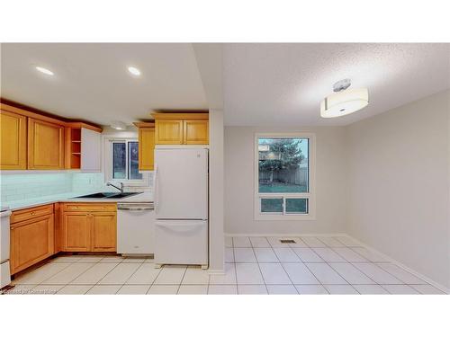 118 Rolling Meadows Drive, Kitchener, ON - Indoor Photo Showing Kitchen