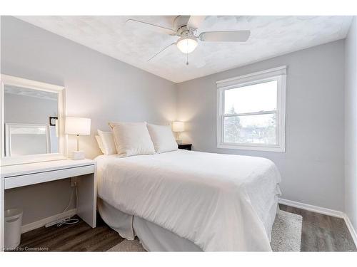 1353 Fisher Avenue, Burlington, ON - Indoor Photo Showing Bedroom